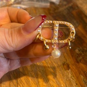 Gold and pearl brooch. Brand new.